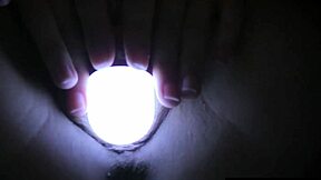 Nespečna mladinka 18+ drgne klitoris pod šibko lučjo