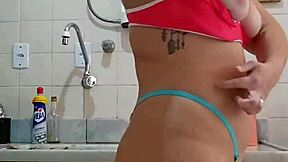 Quero uma rola bem grossa penetrando minha buceta enquanto eu lavo a louça