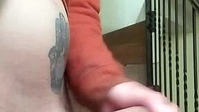 me masturbo en las gradas mientras la vecina habla en el garage