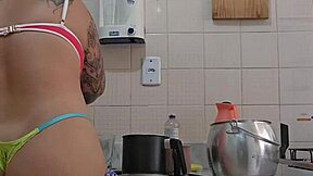 Quero uma rola bem grossa penetrando minha buceta enquanto eu lavo a louça