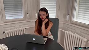 مراهق ينيك زميلتين في السكن ثلاثي