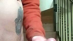 me masturbo en las gradas mientras la vecina habla en el garage