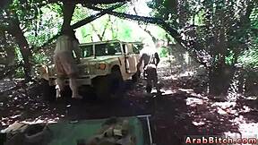 Hé mec, faut que tu voies ce mec musulman baiser une fille blanche en uniforme dehors