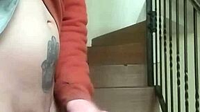 me masturbo en las gradas mientras la vecina habla en el garage