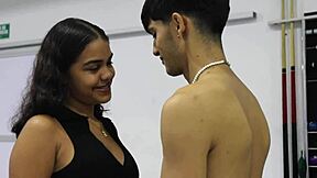 Hermanastro pervertido enseña a su hermanastra latina a jugar billar para después follar su concha 😈