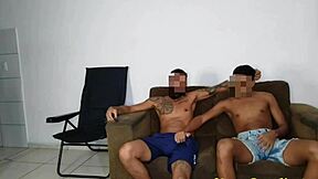 Pausa no filme para sexo na sala