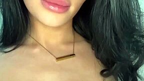 Fata britanică excitată ajunge la orgasm intens în joacă solo cu jucării