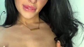 Geile Britse meid bereikt intense orgasme in solo speeltje spel