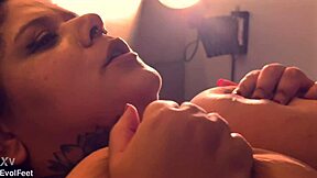 Feet like this deserve to be sucked and licked