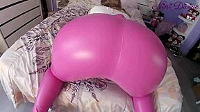 Is that thong too tight in pink leggings?