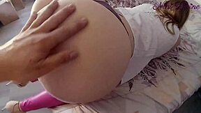 Túl szoros-e az a tanga a rózsaszín leggingsben?