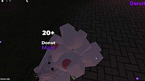 गर्ल के साथ पार्क में रॉब्लॉक्स एक्शन का वाइल्ड मोमेंट कैच किया