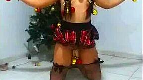 Slaaf verdraagt vernedering gebonden met kerstmis