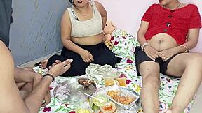 इंडियन थ्रीसम में चूत चटना, चूसना, ऐनल, डॉगीस्टाइल, झुकाना, ब्लोजॉब, ऑर्गेज्म और कम तक