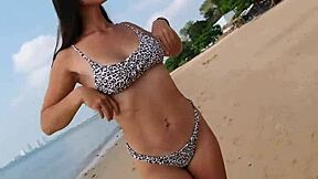 Drobná 18+ v letních plavkách čeká na pláži dnes