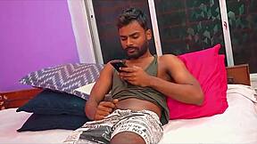 Kaamwali Bhabhis wilde Chudai mit indischer Maid in rauer Schlafzimmer Action. Schmutziges Hindi Audio steigert das Squirt Vergnügen!