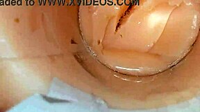 מצלמה מצלמת פיצוץ זרע ענק עמוק בפנים חלל צר.