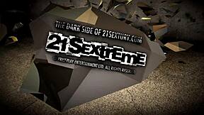 Veselá babka Margo si užíva parný rande so svojím mladým 18+ 18+ brunetným milencom.