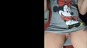 gostosa dances and fingers ass while twerking to funk