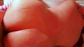 Κρυφά μπαίνω στο δωμάτιο του πατέρα του άντρα μου για μια τρελή νύχτα