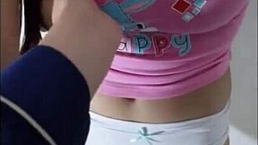 Follo a mi hermanastra escondidos con su rosada y apretada