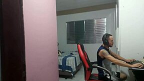 enteado pega madrasta masturbando o cuzinho