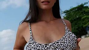 Drobná 18+ v letních plavkách čeká na pláži dnes