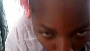 Gledaj, očuh duboko grli i pljuje na ogromni crni kurac! 😈