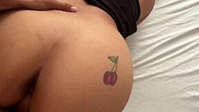 Masturbácia nevlastnej sestry pri sledovaní