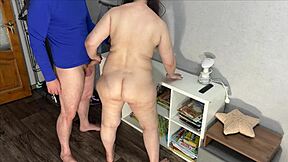 巨乳后妈撸硬屌献屁眼肛交