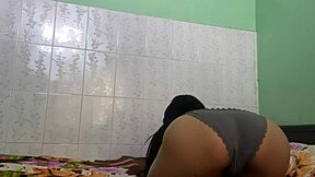 נערה מראה תחת עבה בצילום ביתי