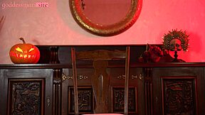 गॉडेस मारी कोर्सेट में हैलोवीन जर्क ऑफ इंस्ट्रक्शन दे रही