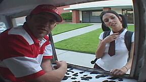 हॉट चिक आइसक्रीम मैन को अपस्कर्ट करती हुई मस्तरबेट करती है