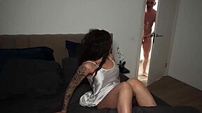 التقطت ميلف شابة جميلة ونكتها بقوة في وضعية كوغيرل