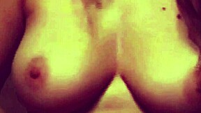 35 yaşındaki Asyalı eşim doğal memelerini ve kıçını sikime sürter