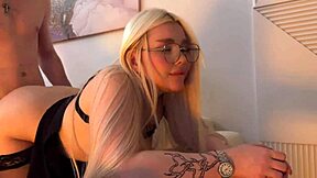 의붓여동생의 곡선미 몸매가 도그스타일로 타고 있어