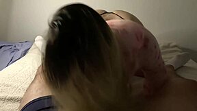 Madrastra infiel chupa verga antes de beso esposo