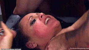 Mand, disse grove klovne gangbanger en slank ebony hårdt