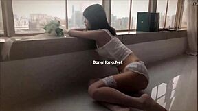 Hotgirl 2k, young Vietnamese call girl from forum, in explicit action