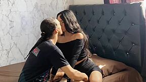 Donna latina colombiana piegata, culo che balla, fa pompino e deepthroat in parodia POV