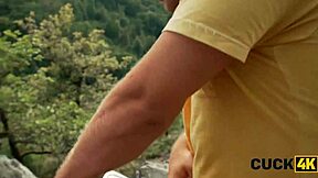 Ona sanja o deljenju, on gleda in uživa