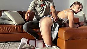 Nemohl jsem odolat plácnutí jejího perfektního prdele, moje úžasná blondýna teenka 18+ přítelkyně je prostě moc horká.