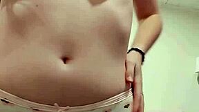 Черт! Молодая бледная девчонка 18+ с брекетами и пухлыми сосками дилдоит свою розовую киску до настоящего оргазма