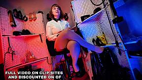 Mistress in fishnets offers big ass for Valentines!