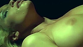 pán a submisívka skúmajú bondage a prstiaci sedenie.