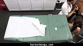 Doktor keményen keféli a szégyenlős tini pácienst a kórházban