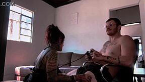 bastidores da grava��o chupando o carmona jogando video game