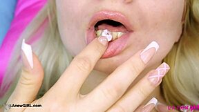 Rubia dorada elegante muestra intensamente su cuerpo sexy en sofá