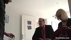 Blondă franceză matură futută anal în gangbang!