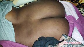 deixei o rabo e a pussy cremosa de fora para o meu inquilino pagar a renda